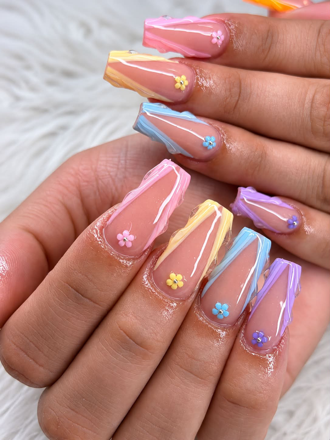 Uñas pastel multicolor con flores