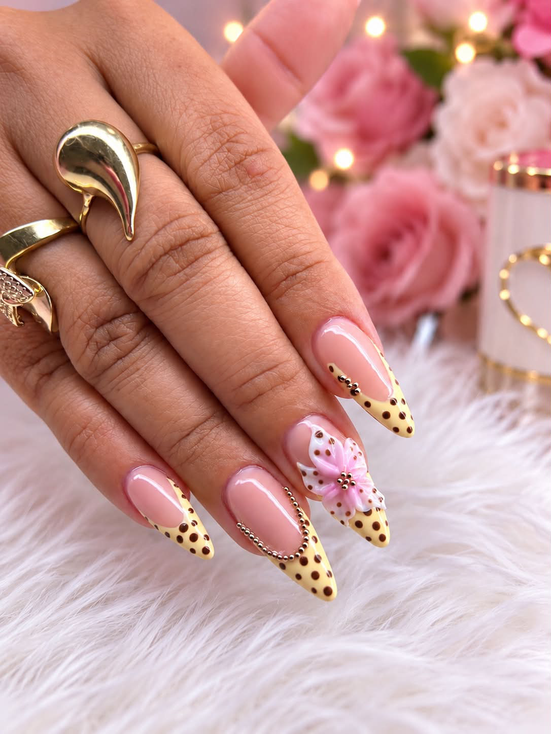 Uñas francesas amarillas con flor rosada